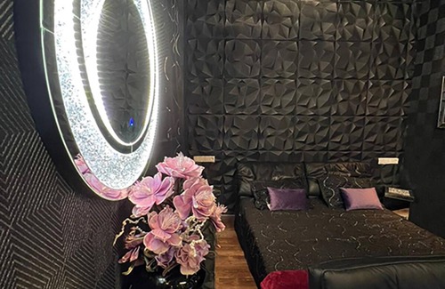 Mariahilf Hotel | Stylish Urban Suite with Jacuzzi on Vibrant Shopping Street