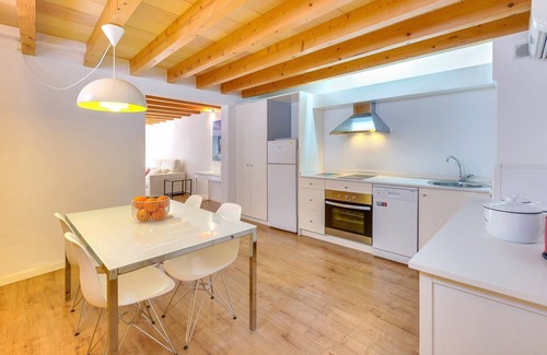 Sindicat Apartment | Urban Suites 3 Palma: Spa Retreat with Breakfast & Kids' Fun