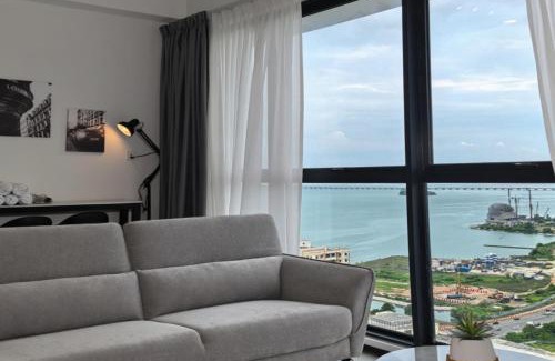 George Town House | Highly Rated Urban Suites Retreat with Private Pool & Hot Tub