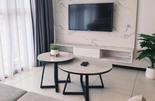 George Town House | Highly Rated Urban Suites Retreat with Private Pool & Hot Tub