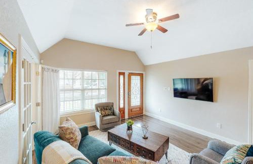 Historic Garderns House | Kid-Friendly Comfort at Urban Villita with Great Reviews