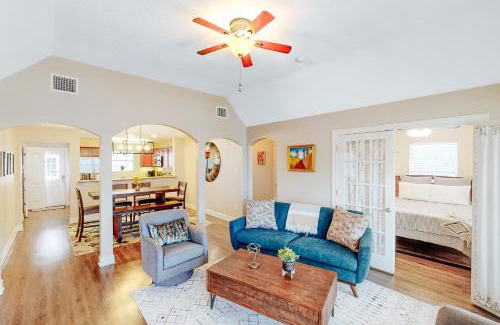Historic Garderns House | Kid-Friendly Comfort at Urban Villita with Great Reviews