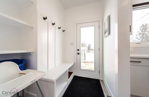 Jasper Place House | Urban Zen: Modern Comfort with Breakfast & King Bed