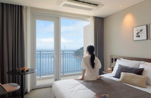 Seo Hotel | Oceanfront Retreat at Urbanstay Busan Songdo Beach