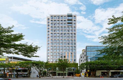 Jung-gu Apartment | Modern Urbanstay Myeongdong with Hot Tub & Family Amenities