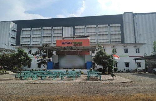 Rendeh Hotel | Family-Friendly Retreat at Urbanview Hotel Mutiara Persada