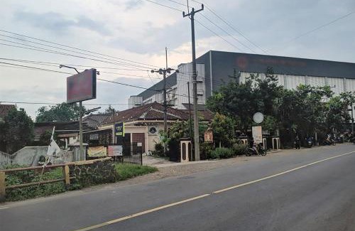 Rendeh Hotel | Family-Friendly Retreat at Urbanview Hotel Mutiara Persada