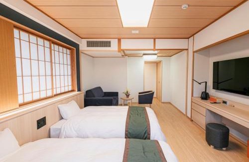 Ureshino Hotel | Experience Comfort at Ureshino Motoyu with Hot Tub & Breakfast