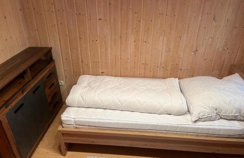 Grainet House | Idyllic Cabin Retreat with Sauna for Families and Pets