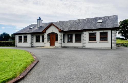 Newry House | Top-Rated Urkers' Guest Accommodation for Families