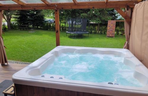 Lesko House | Tranquil Urocza Kryjówka with Spa & Family Amenities