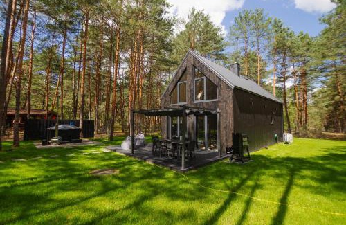 Karniewek House | Discover Uroczysko Popowo: Family-Friendly Getaway with Hot Tub