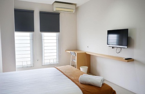 Grogol Utara House | Budget-Friendly Stay at UROOMS Senayan with Breakfast