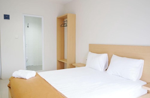 Grogol Utara House | Budget-Friendly Stay at UROOMS Senayan with Breakfast