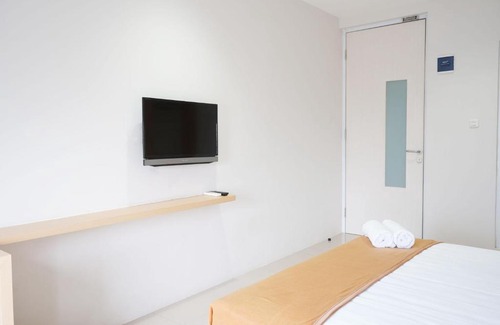 Grogol Utara House | Budget-Friendly Stay at UROOMS Senayan with Breakfast