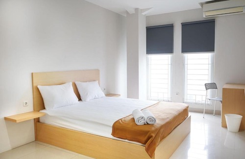 Grogol Utara House | Budget-Friendly Stay at UROOMS Senayan with Breakfast