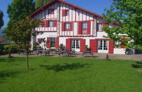 Behobie Apartment | Charming URRUGNE Studio with Mezzanine and Spa Amenities