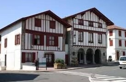 Behobie Apartment | Charming URRUGNE Studio with Mezzanine and Spa Amenities