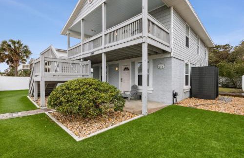 Fernandina Beach House | Updated 3-bedroom, 2 bath well stocked coastal cottage across from the beach