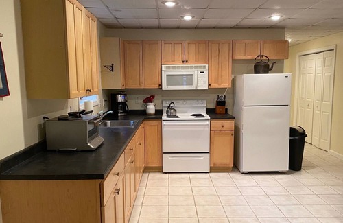 Duxbury House | Walking distance to all the pubs and restaurants Waterbury offers!