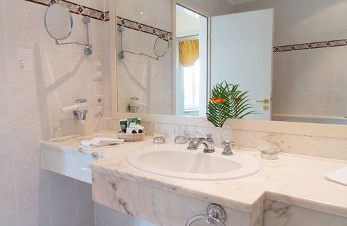 Zinnowitz Hotel | Elegant Usedom Palace Hotel: Spa, Pool, and Family Friendly