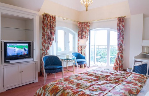 Zinnowitz Hotel | Elegant Usedom Palace Hotel: Spa, Pool, and Family Friendly