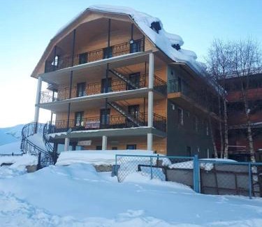 Ushguli Hotel | Ushguli Panorama Guest House: Pet-Friendly Retreat with Hot Tub