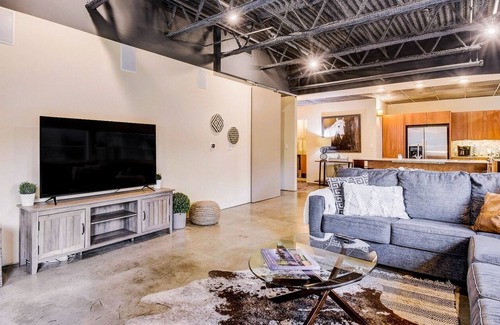 Central East Austin Condo | Stylish 6th St Condo Near Downtown & Iconic E Austin Bars