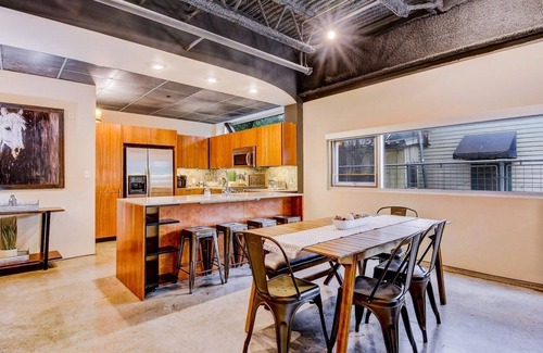 Central East Austin Condo | Stylish 6th St Condo Near Downtown & Iconic E Austin Bars