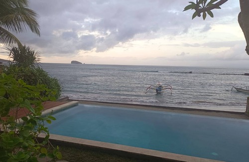 Candi Dasa Villa | Beachfront Utama Villas: Family-Friendly with Pool & Breakfast