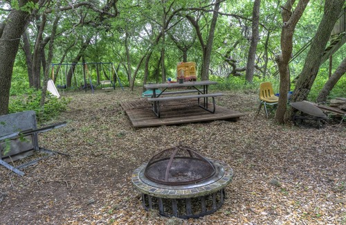 Utopia Cabin | Welcome to Utopia Bunkhouse: Family-Friendly Retreat