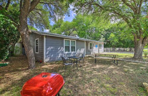 Utopia House | Family-Friendly Escape, Steps from Utopia Park Awaits!