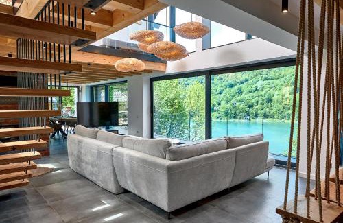 Valea Doftanei Cabin | Serene Utopia Lake View: 4-Star Stay with Hot Tub Access