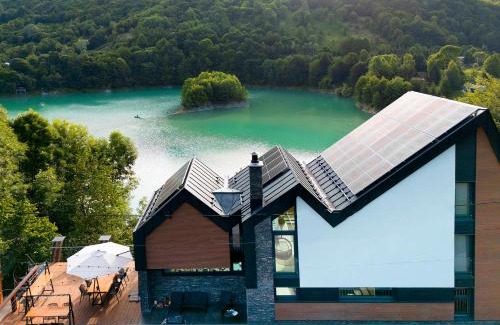 Valea Doftanei Cabin | Serene Utopia Lake View: 4-Star Stay with Hot Tub Access