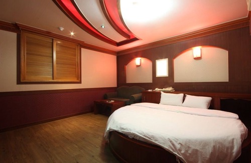 Gumi Hotel | Budget-Friendly Utopia Motel with Breakfast & Family Amenities