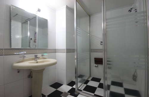 Gumi Hotel | Budget-Friendly Utopia Motel with Breakfast & Family Amenities