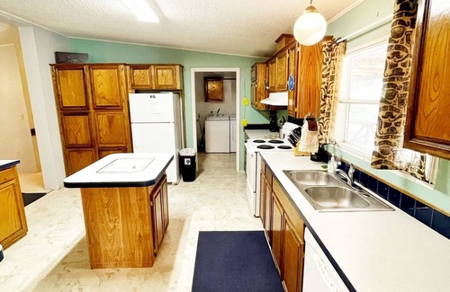 Utopia House | Serene Utopia Springs by the Sabinal River - 10/10 Rated
