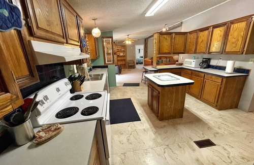 Utopia House | Serene Utopia Springs by the Sabinal River - 10/10 Rated