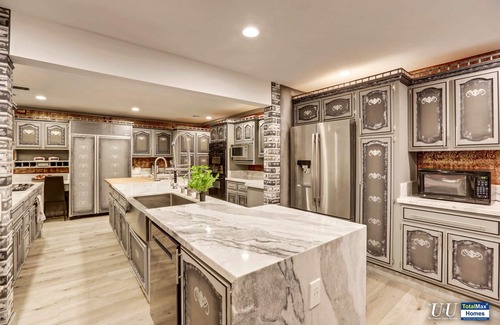 Las Vegas House | Inviting 8BD Villa with Pool Near Vegas Strip - Rated 10/10