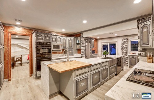 Las Vegas House | Inviting 8BD Villa with Pool Near Vegas Strip - Rated 10/10