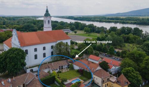 Vac House | Relax at Vácon Vár-lak Vendégház with Oceanfront Views