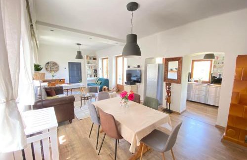 Vac House | Relax at Vácon Vár-lak Vendégház with Oceanfront Views