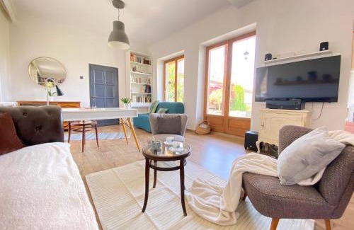 Vac House | Relax at Vácon Vár-lak Vendégház with Oceanfront Views