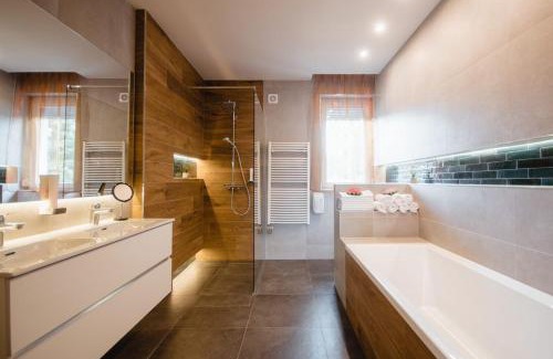 Vamosszabadi Villa | Exquisite Vámosi Party Ház with Oceanfront Views