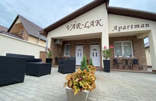 Kisvarda Apartment | Pet-Friendly VÁR-LAK Apartman with Oceanfront Views
