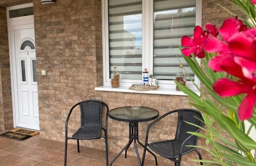 Kisvarda Apartment | Pet-Friendly VÁR-LAK Apartman with Oceanfront Views