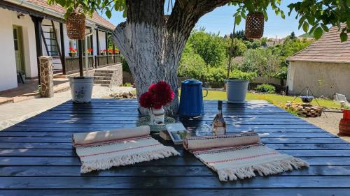 Holloko Apartment | Explore Várlak Hollőkőn Vendégház: Top-Rated Family Retreat