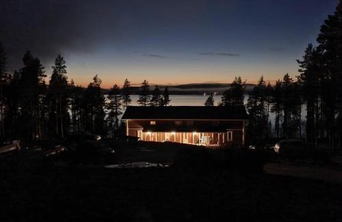 Inari House | Väre Holiday Home - Idyllic Lakeside Retreat for All