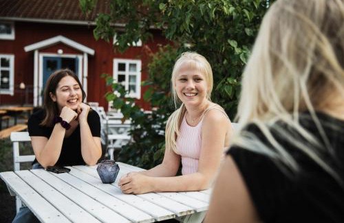 Dannas Bed & Breakfast | Pet-Friendly Retreat at Våffelcafé Bed & Breakfast