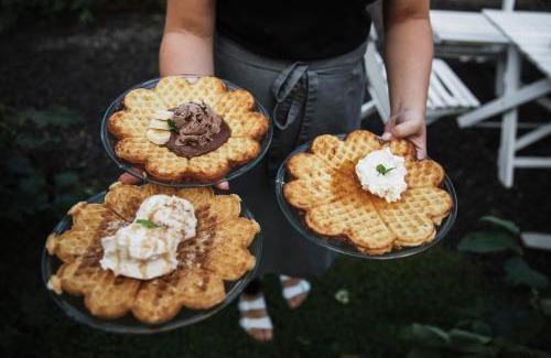 Dannas Bed & Breakfast | Pet-Friendly Retreat at Våffelcafé Bed & Breakfast